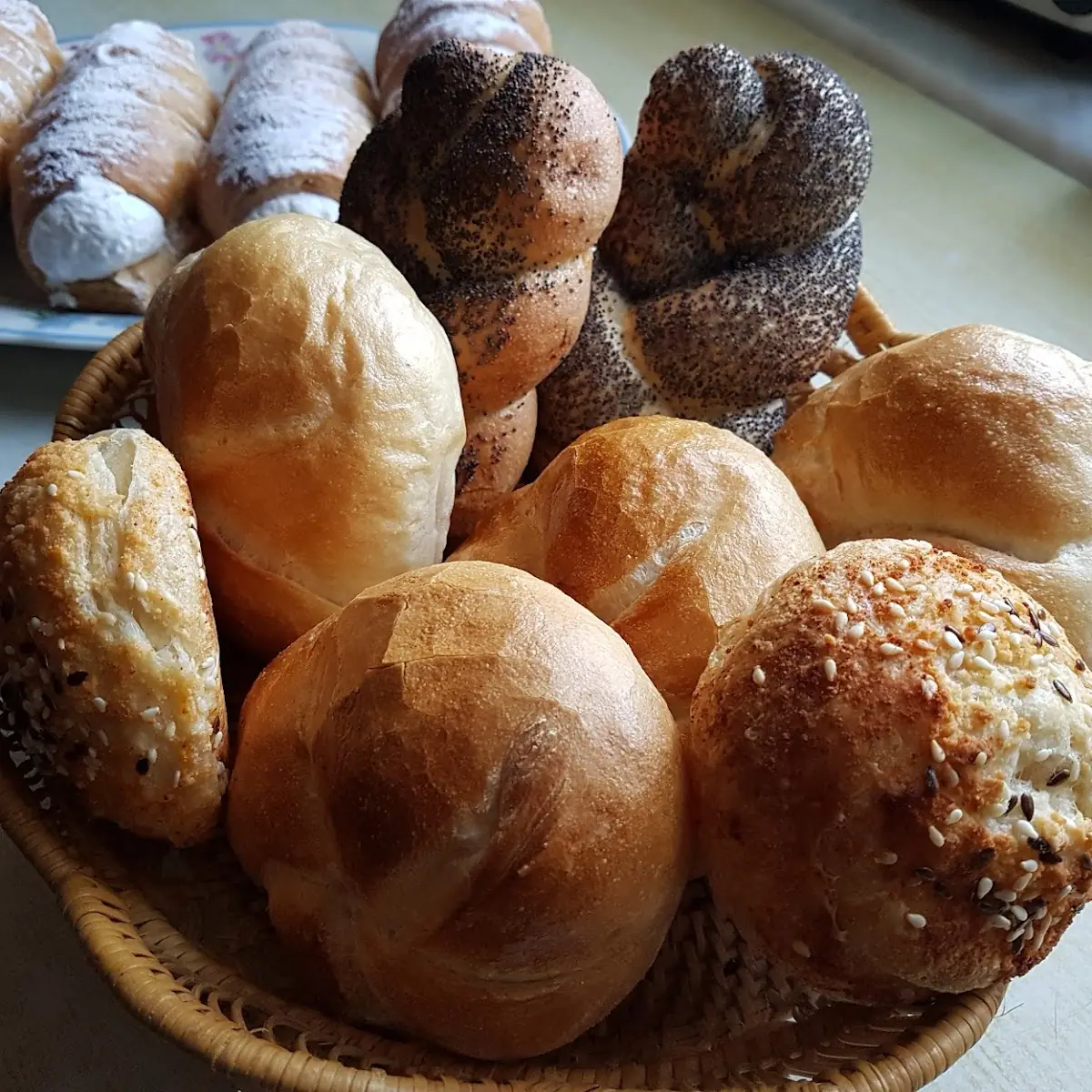 Frisches Gebäck Und Schaumrollen