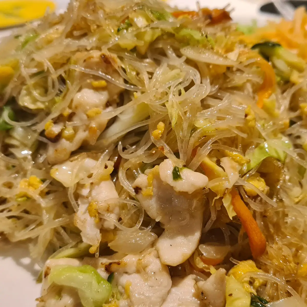 Gebratene Reisnudeln Mit Hühnerfleisch Und Gemüse