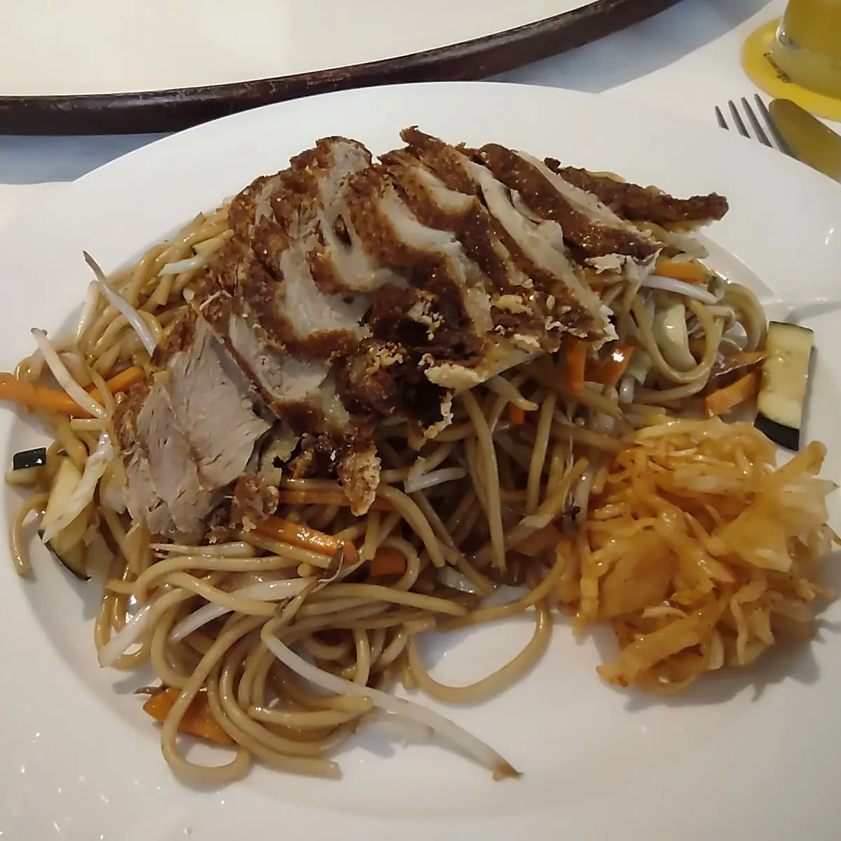 Knusprige Ente Mit Nudeln Und Gemüse Menü M4