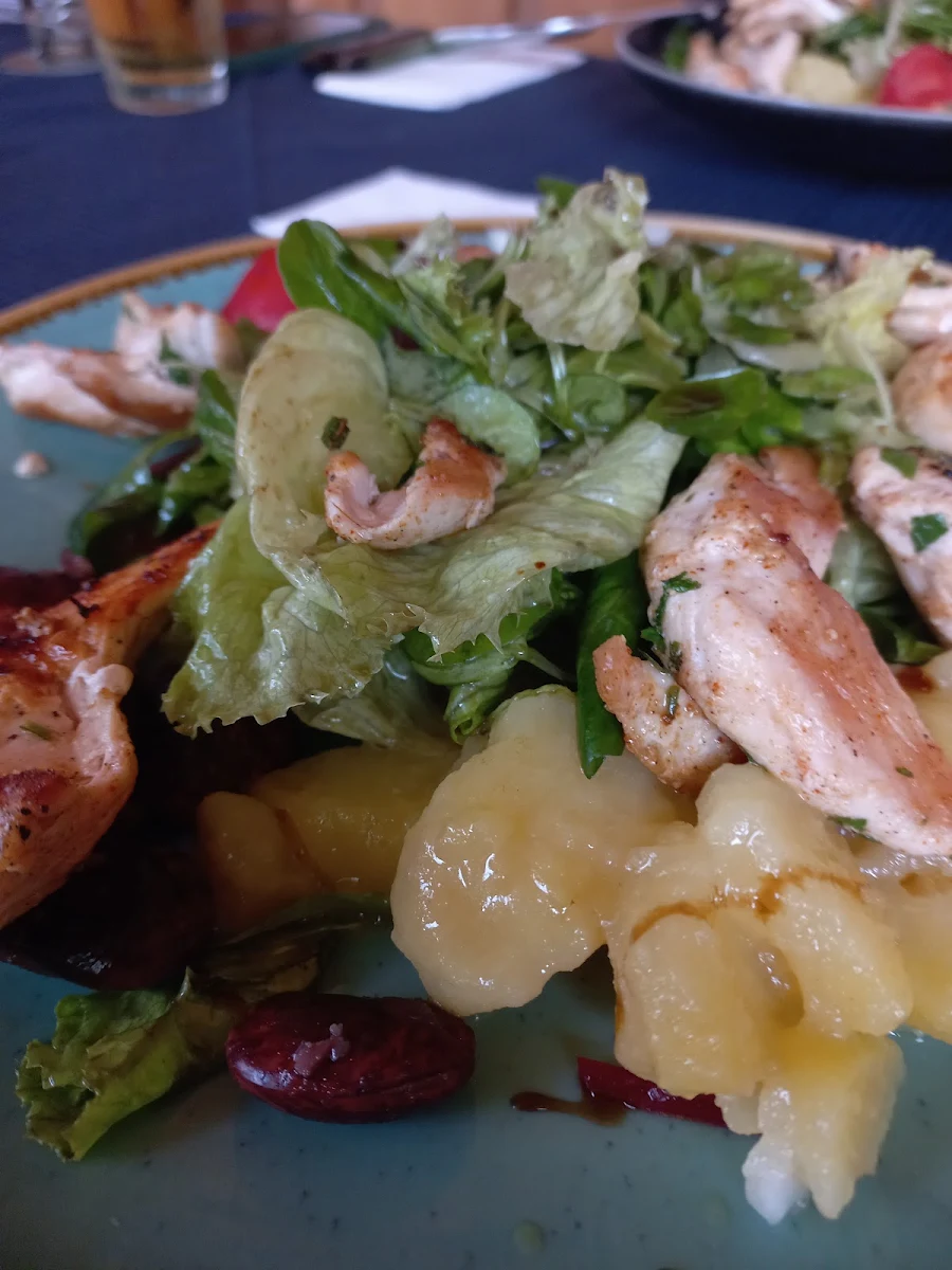 Gegrillte Hühnerbruststreifen Auf Salaten