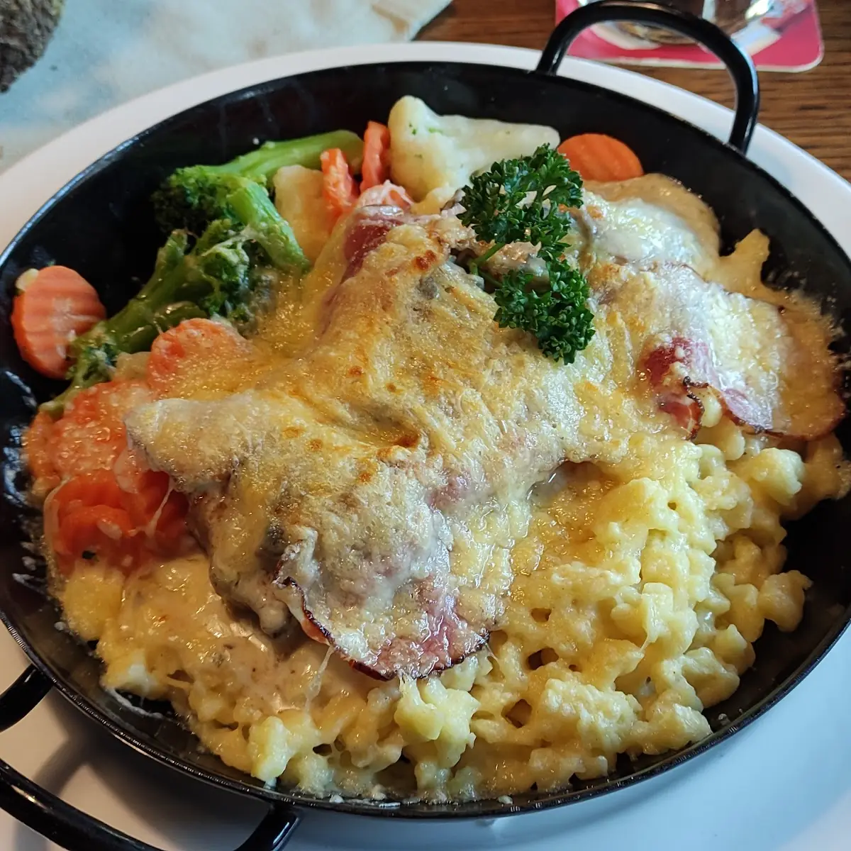 Schweinefilet Auf Käsespätzle Mit Gemüse Und Käse Überbacken