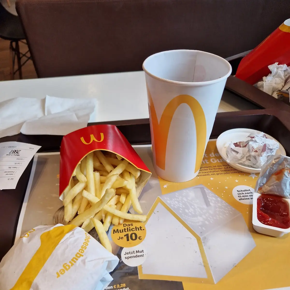 Cheesburger Mit Pommes Und Cola
