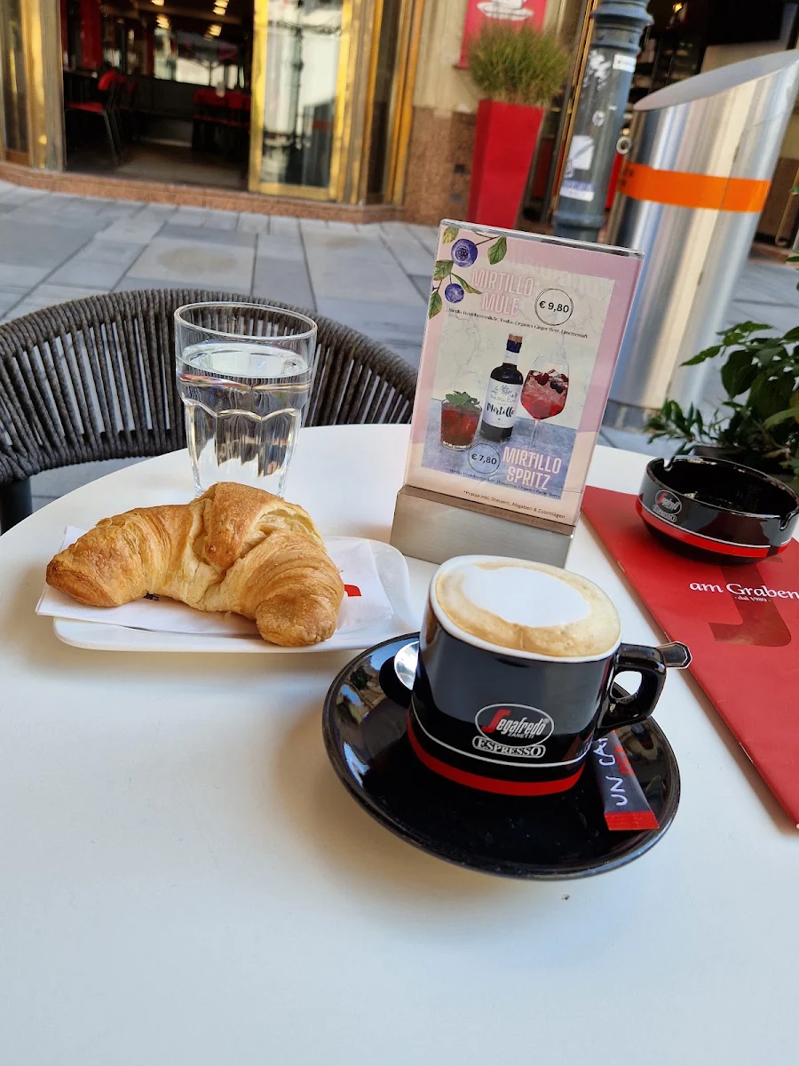Cappuccino Mit Butterkipferl