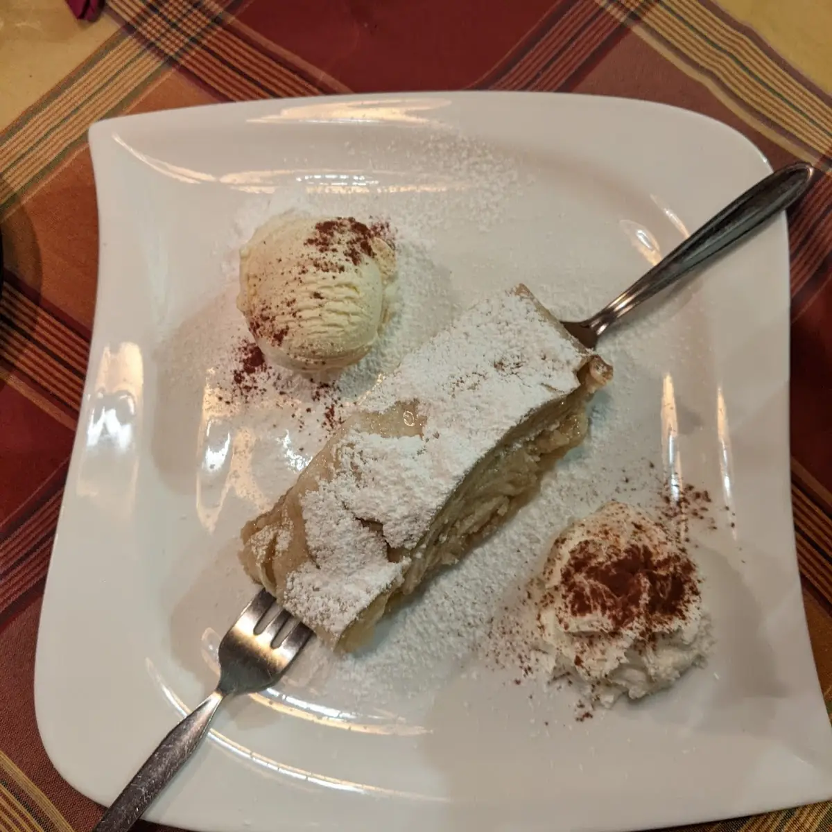 Apfelstrudel Mit Vanilleeis