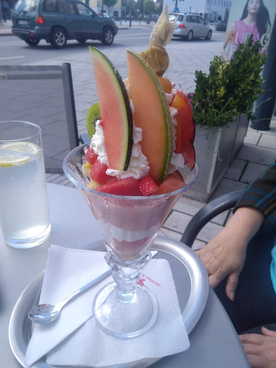 Früchteeisbecher