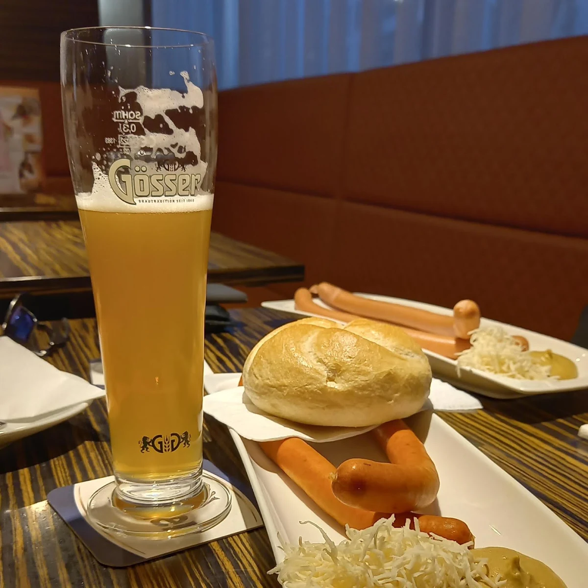 Zwickel Bier Mit Sacherwürstel