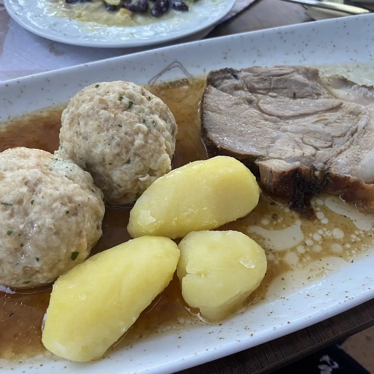 Schweinsbraten Mit Semmelknödeln Und Salat Vom Buffet