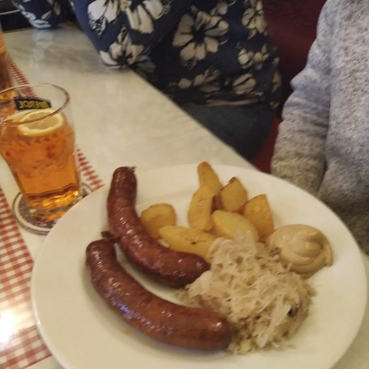 Cârnați Pe Varza Cu Cartofi