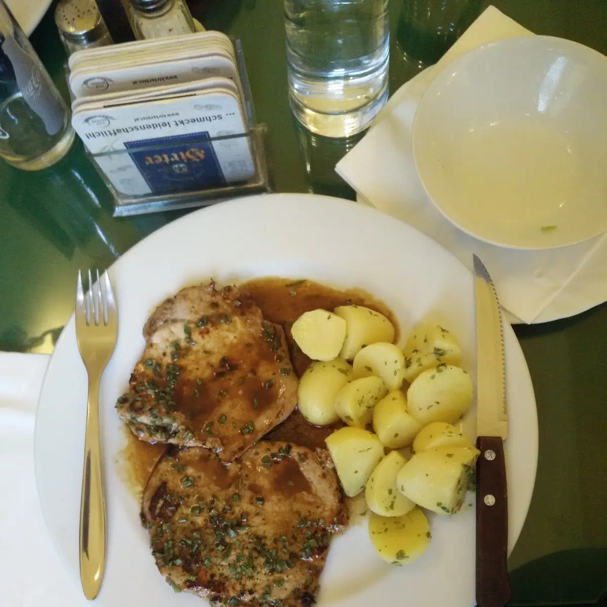 Naturschnizel Vom Schwein Mit Kartoffeln Und Bratensaft