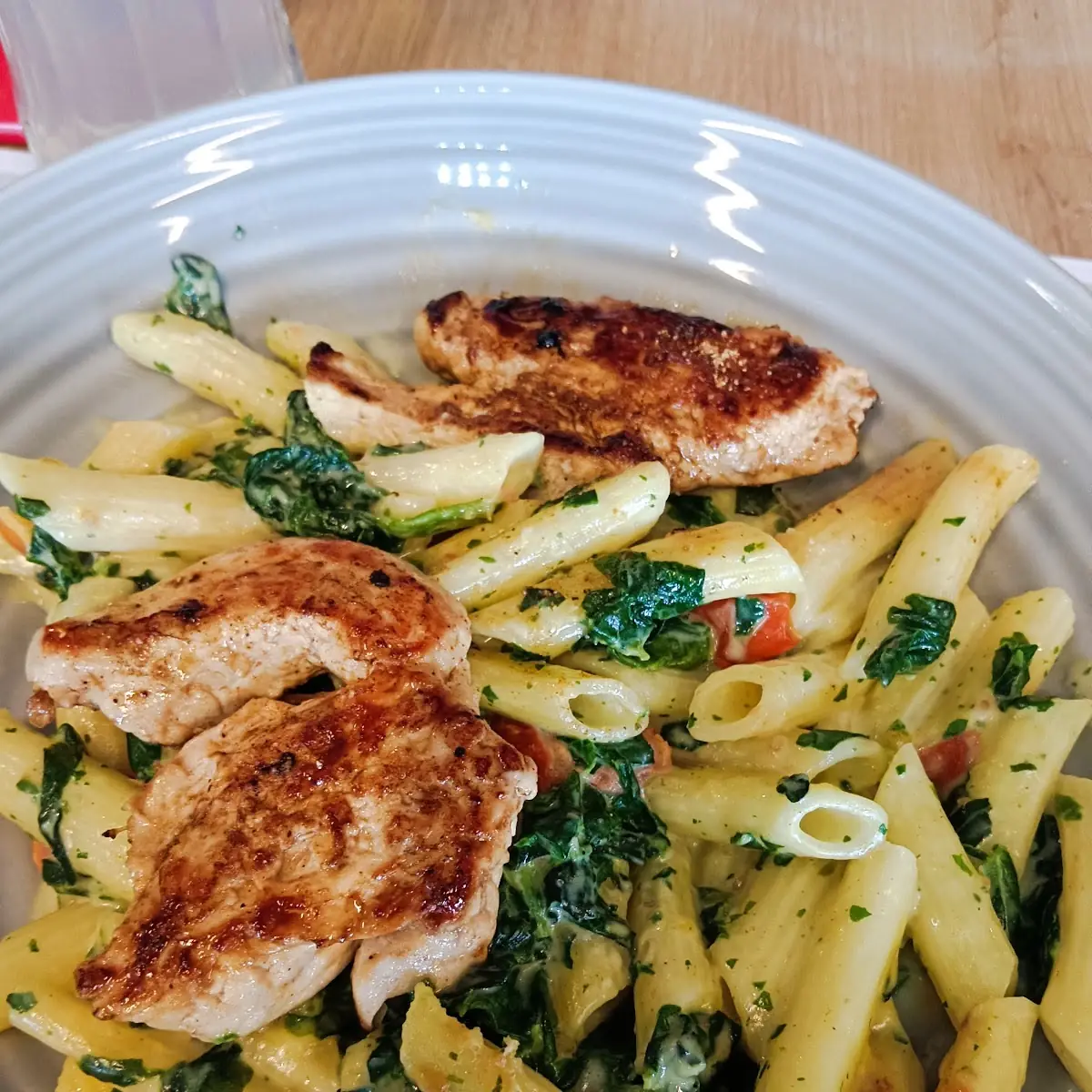 Penne Mit Blattspinat Und Gegrillten Hühnerfile
