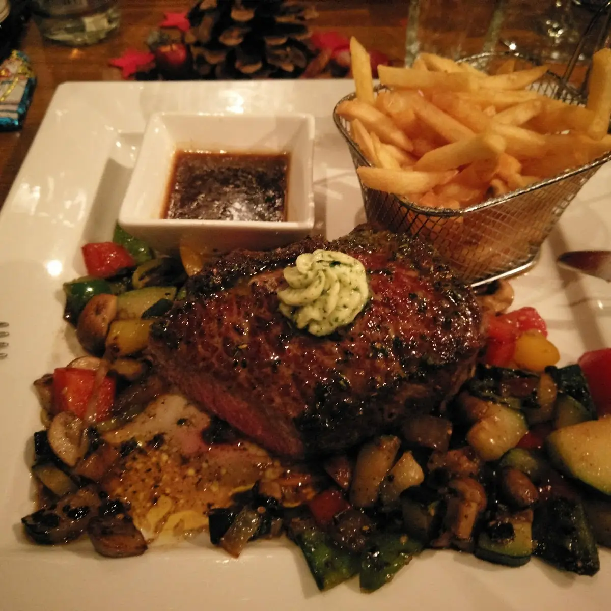 Rumpsteak Mit Peffersauce Grillgemüse Und Pommes