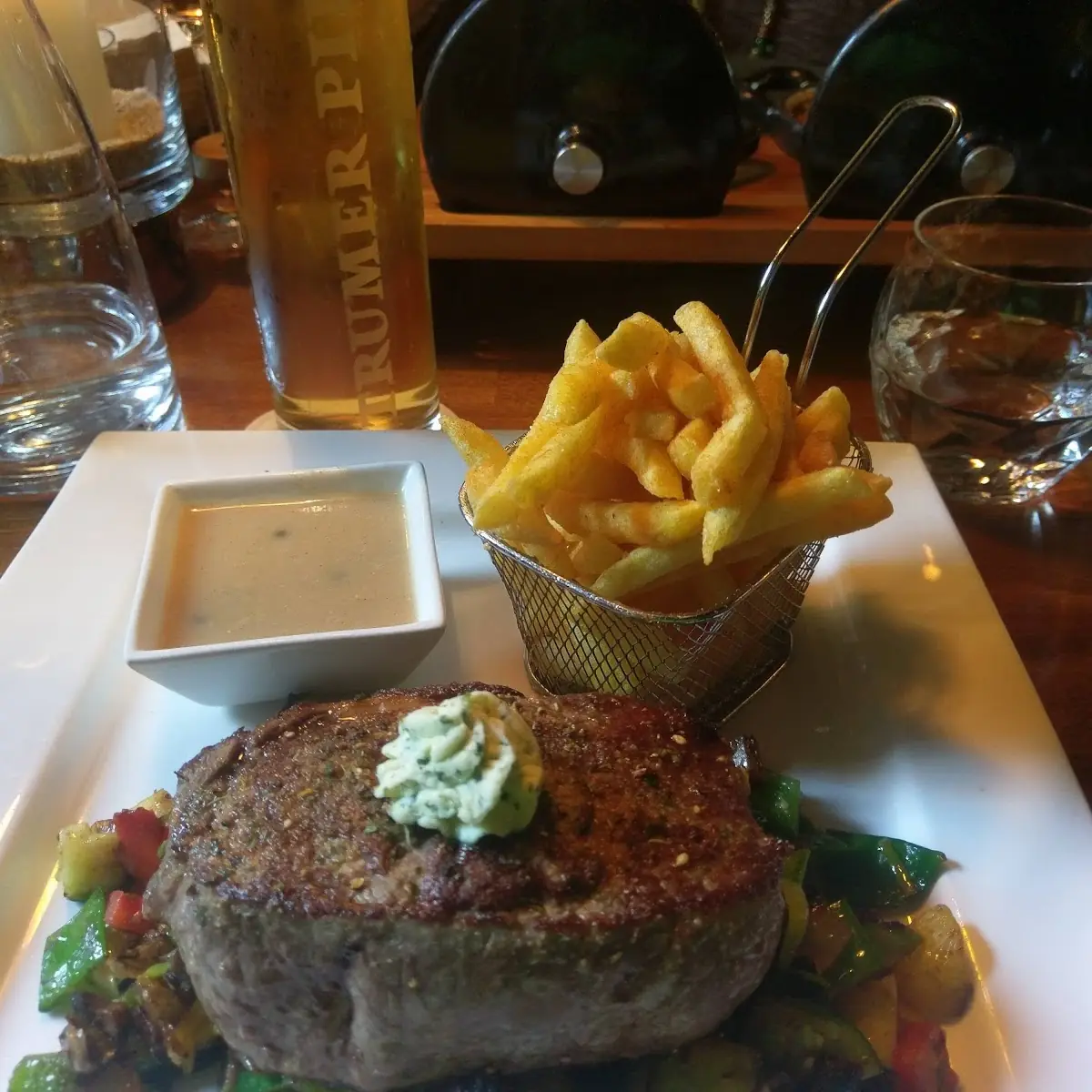 Rumpsteak Pfeffersauce Pommes