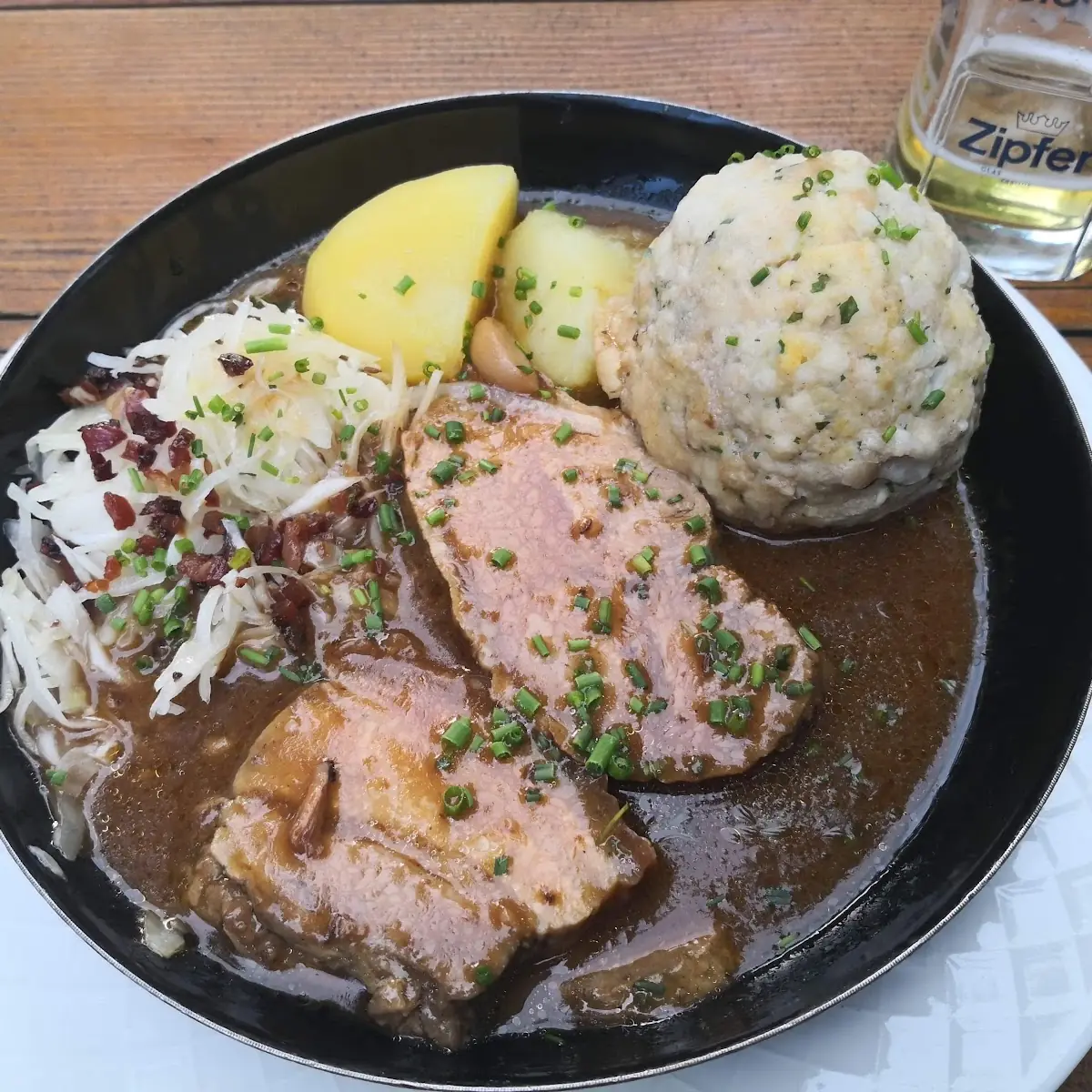 Braten Mit Sauerkraut Und Knödel