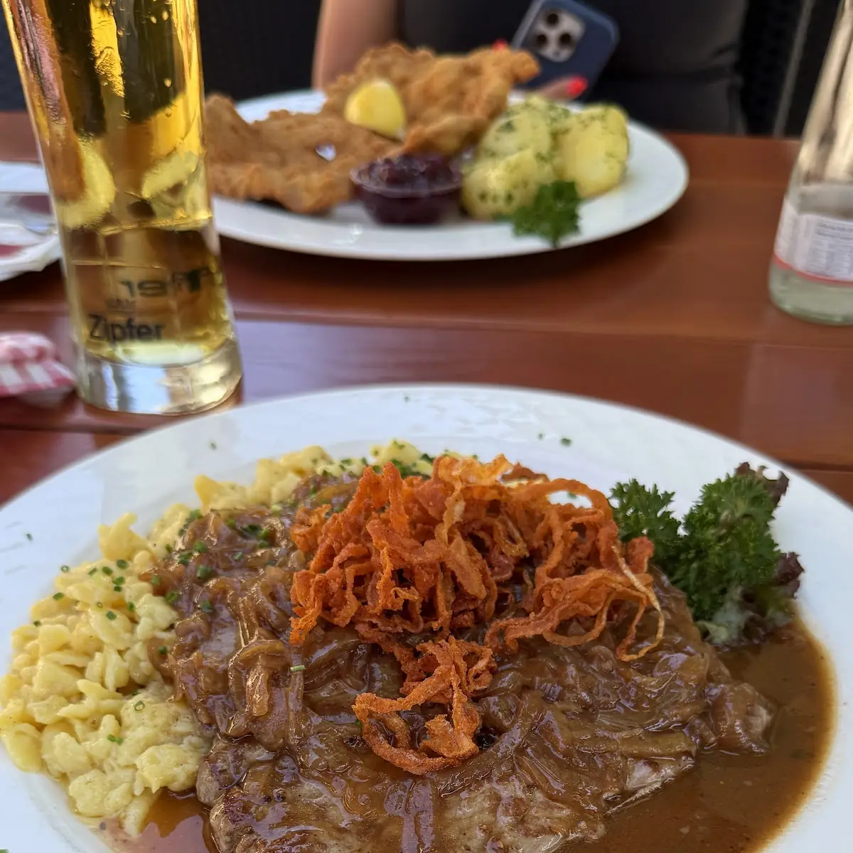 Zwiebelrostbraten Und Salat Mit Putenbruststreifen