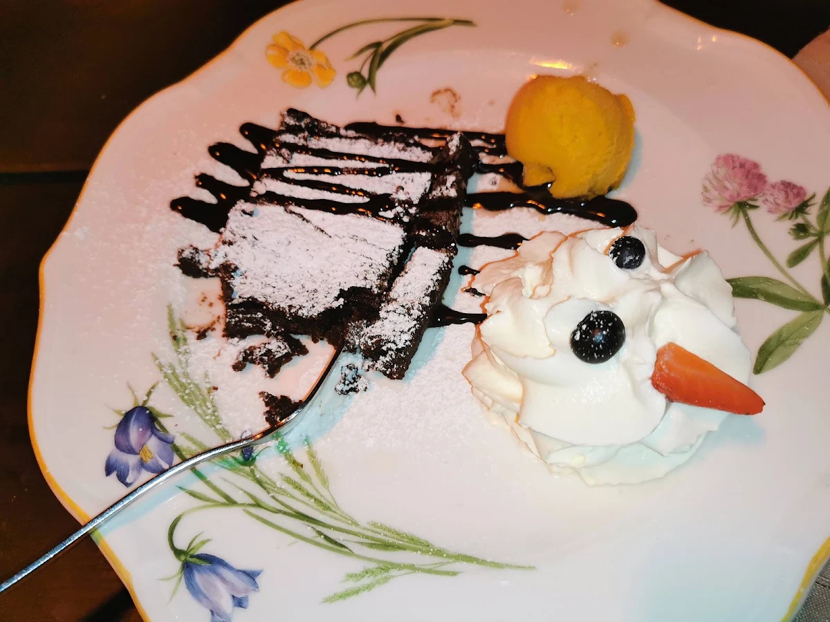 Torta Al Cioccolato Panna E Gelato Al Mango