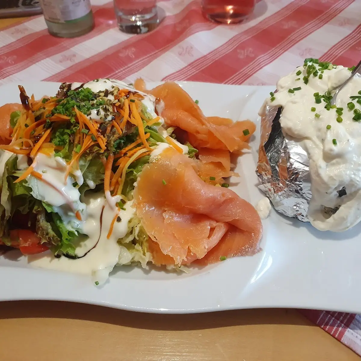 Ofenkartoffel Mit Lachs Und Salat