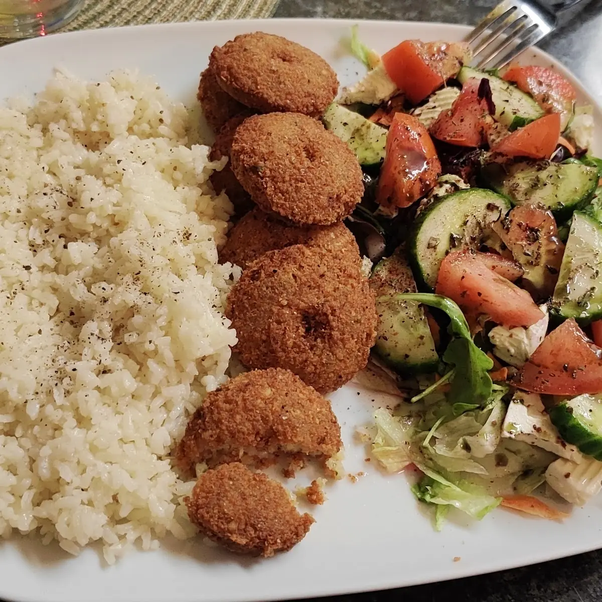 Falafel Mit Reis Und Salat