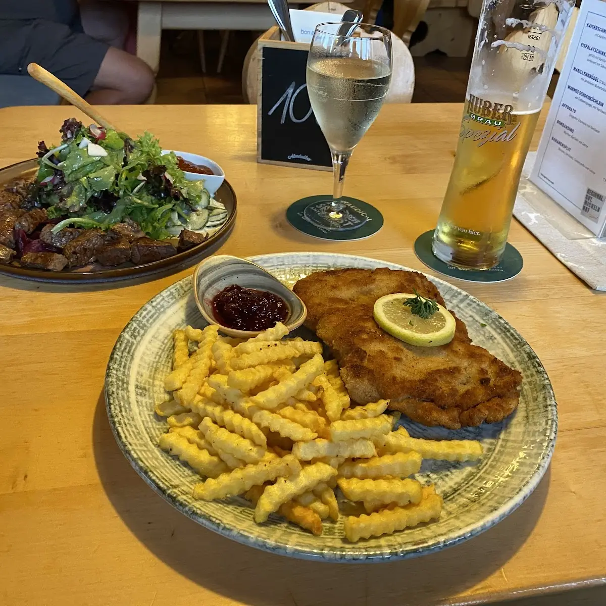 Cordon Bleu Und Salat Mit Rinderfiletstreifen
