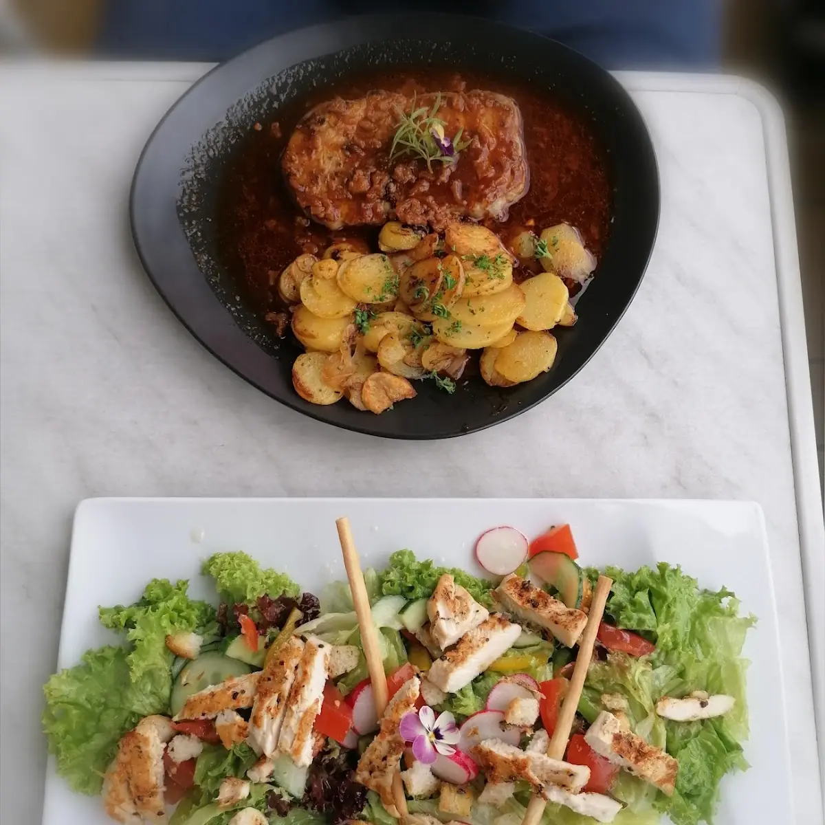 Zwiebel Rostbraten Hendlsalat