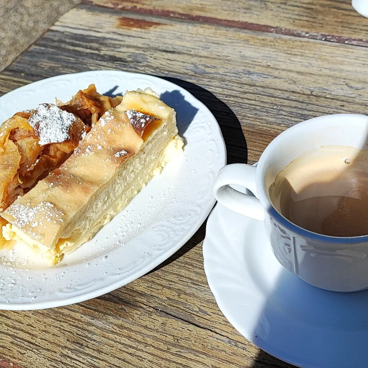 Apfel Und Topfenstrudel