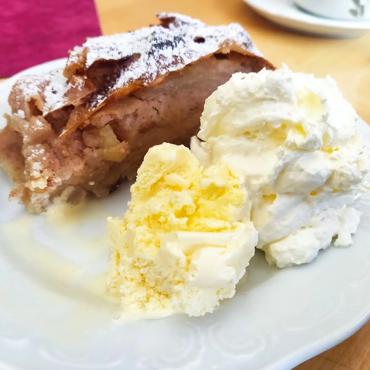 Apfelstrudel Mit Eis