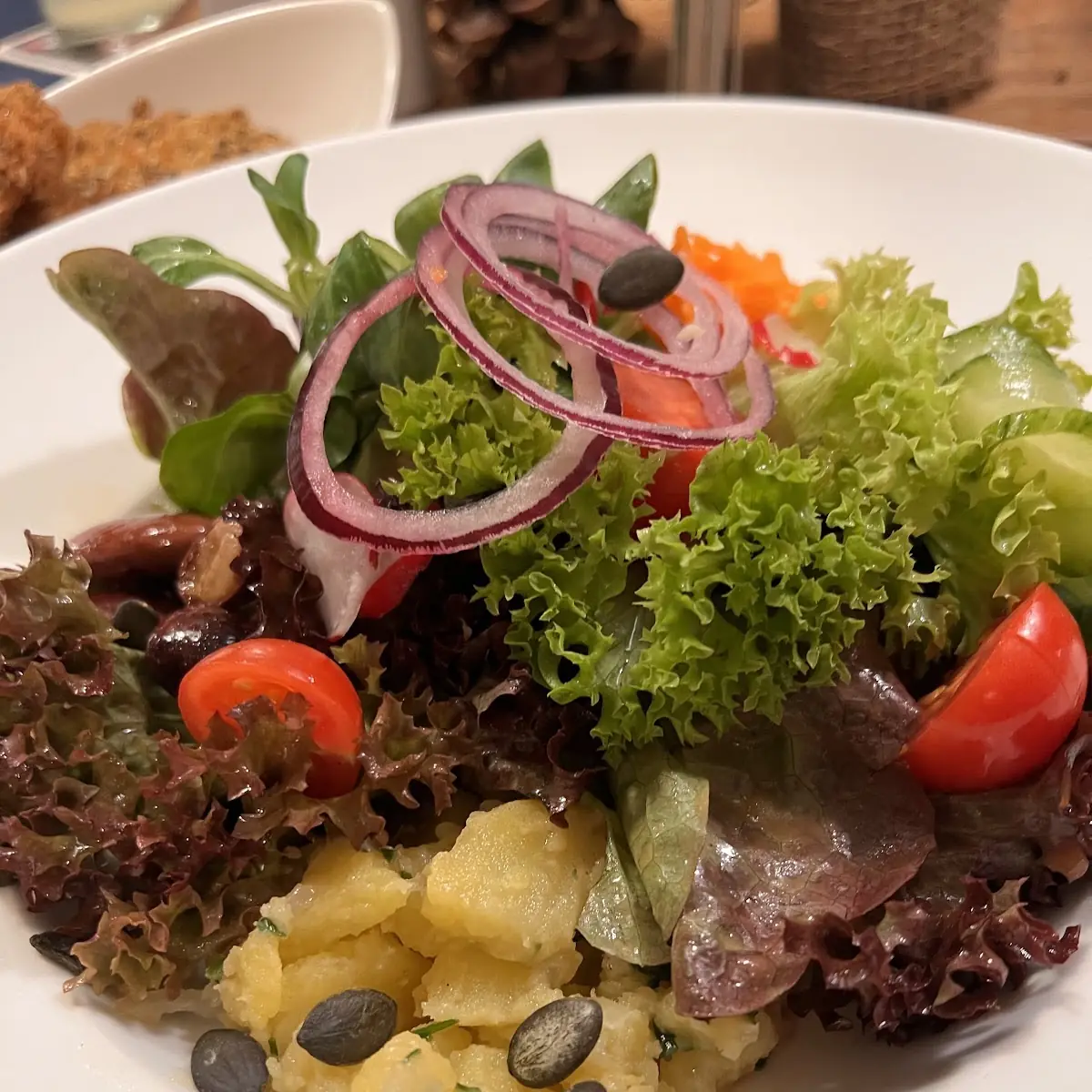 Ausgelöstes Backhendel Mit Salat