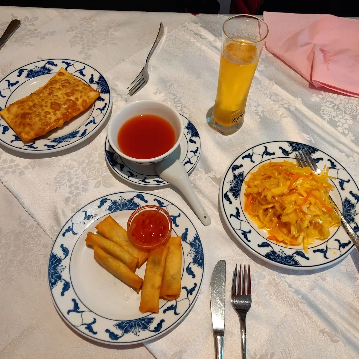 Pikanter Kohlsalat Und Frühlingsrollen Vegetarisch