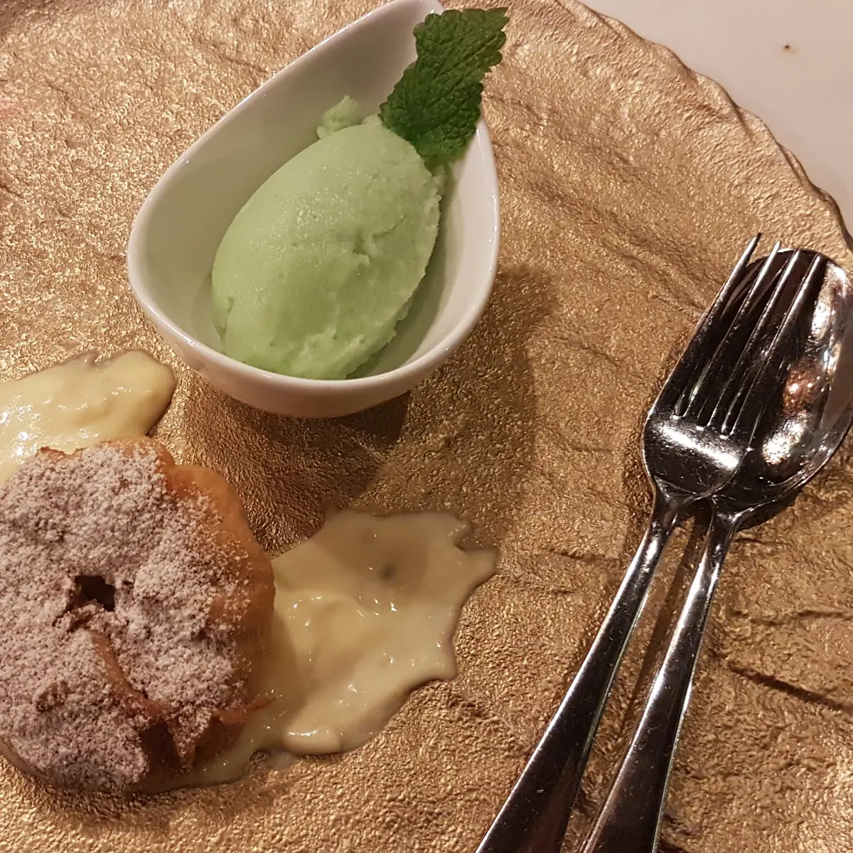 Dessert Gebackenes Apfelrad Mit Pistazieneis