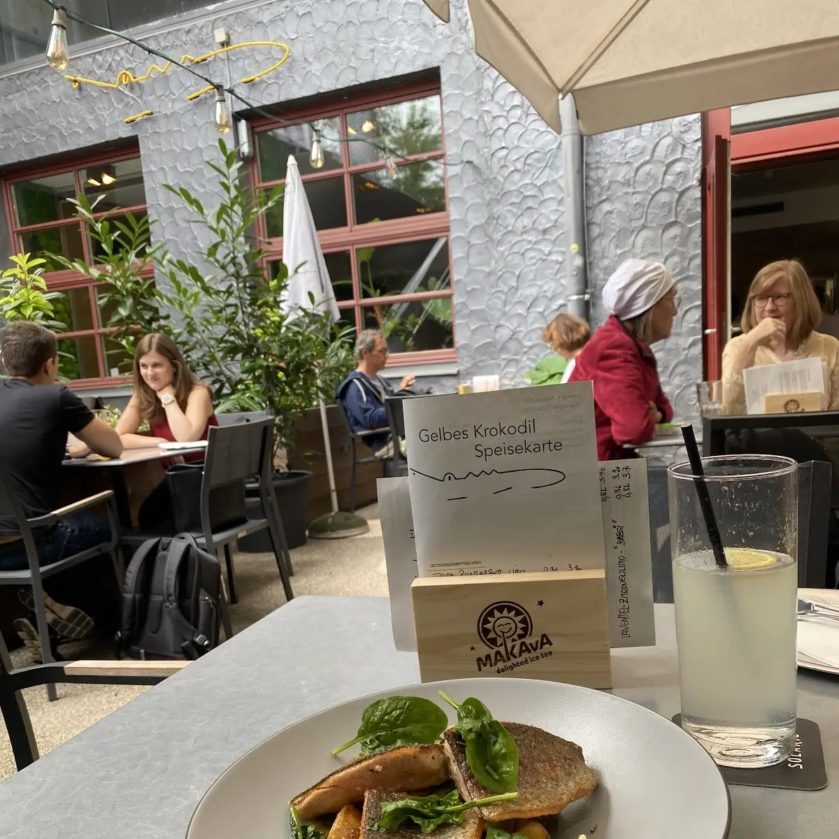 Lachsforellenfilet Vom Grill Geschmorte Kirschtomaten Tagliatelle-pesto
