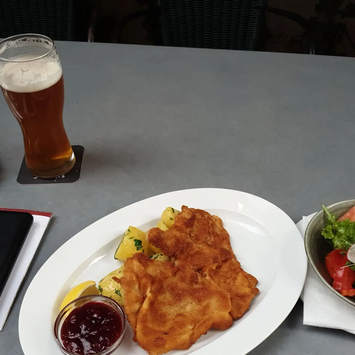 Wiener Schnitzel Vom Kalb Mit Petersilienkartoffeln Und Preiselbeeren
