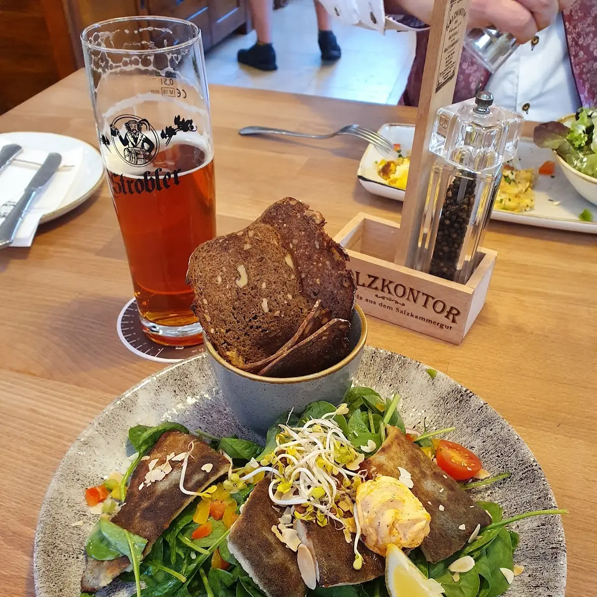 Gegrillte Forelle Auf Blattspinat Mit Brotchips