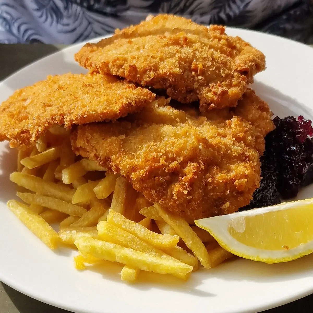 Schnitzel Mit Preiselbeeren Und Pommes