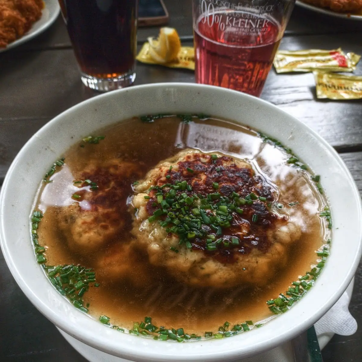Zwoa Kaspressknödel In Der Suppe