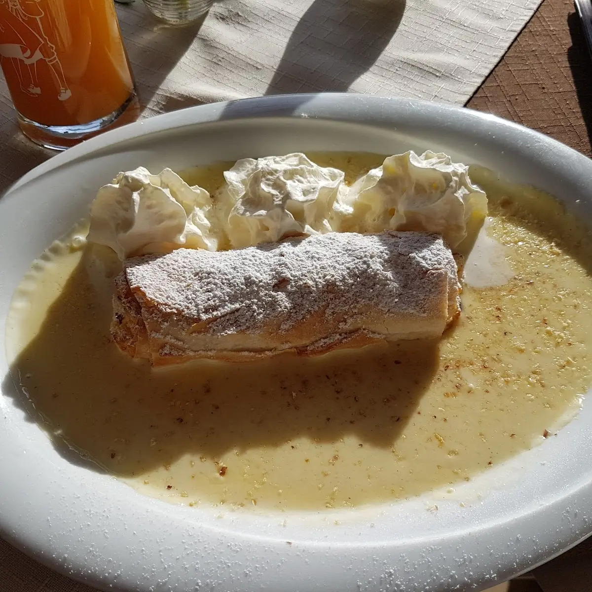 Milchrahmstrudel Mit Vanillesauce Und Schlagobers