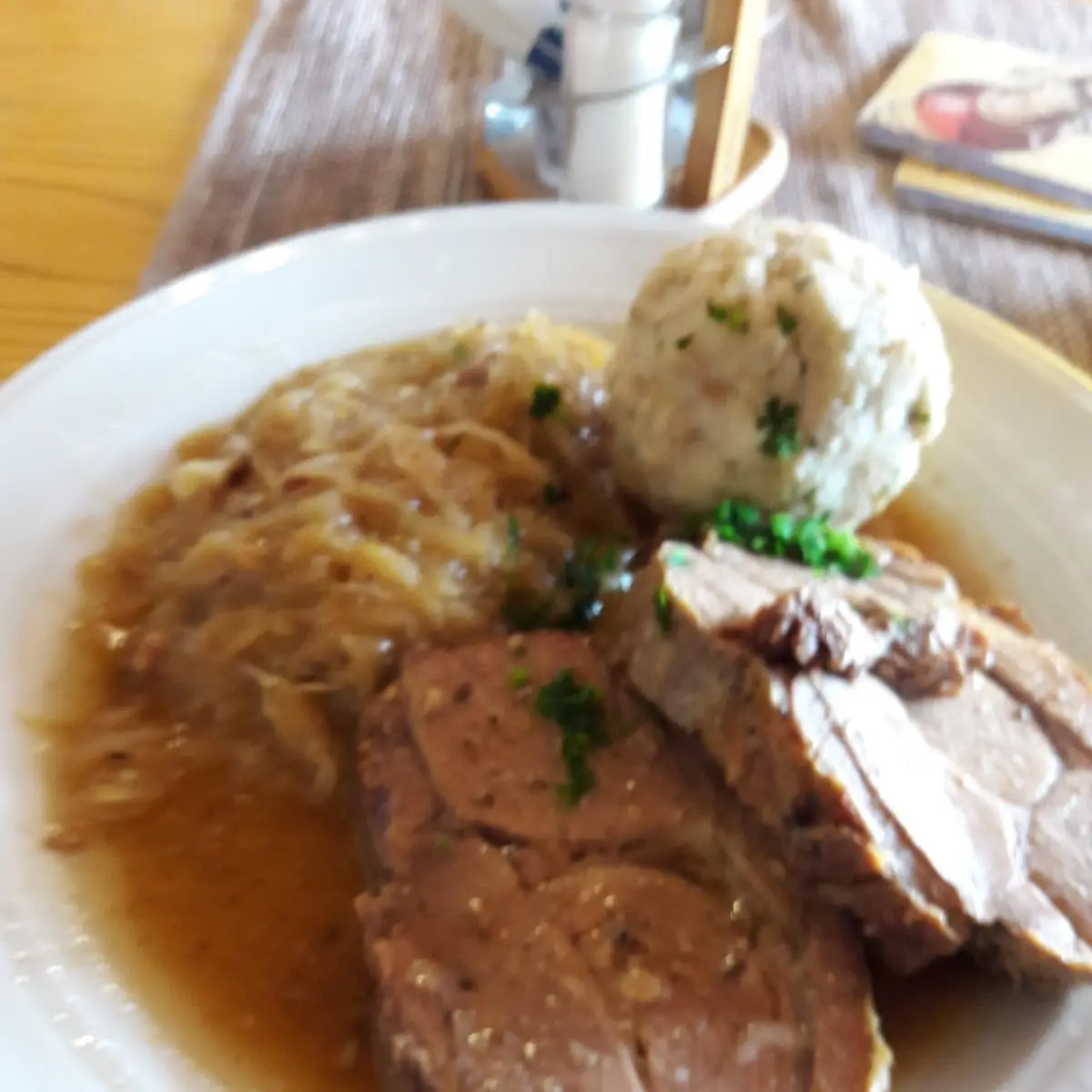 Schweinsbraten Mit Kraut Und Knödel
