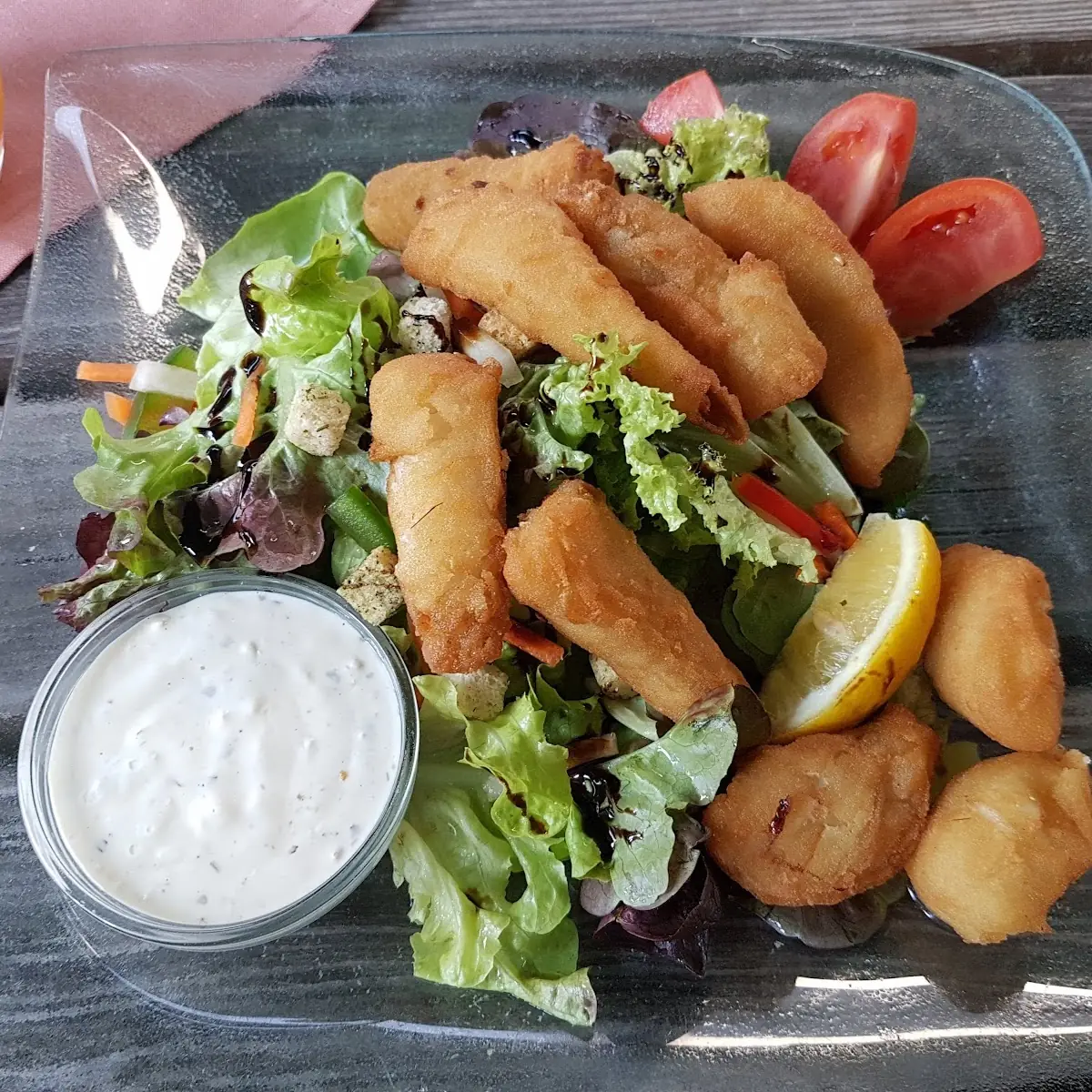 Zander Im Backteig Auf Grünem Salat