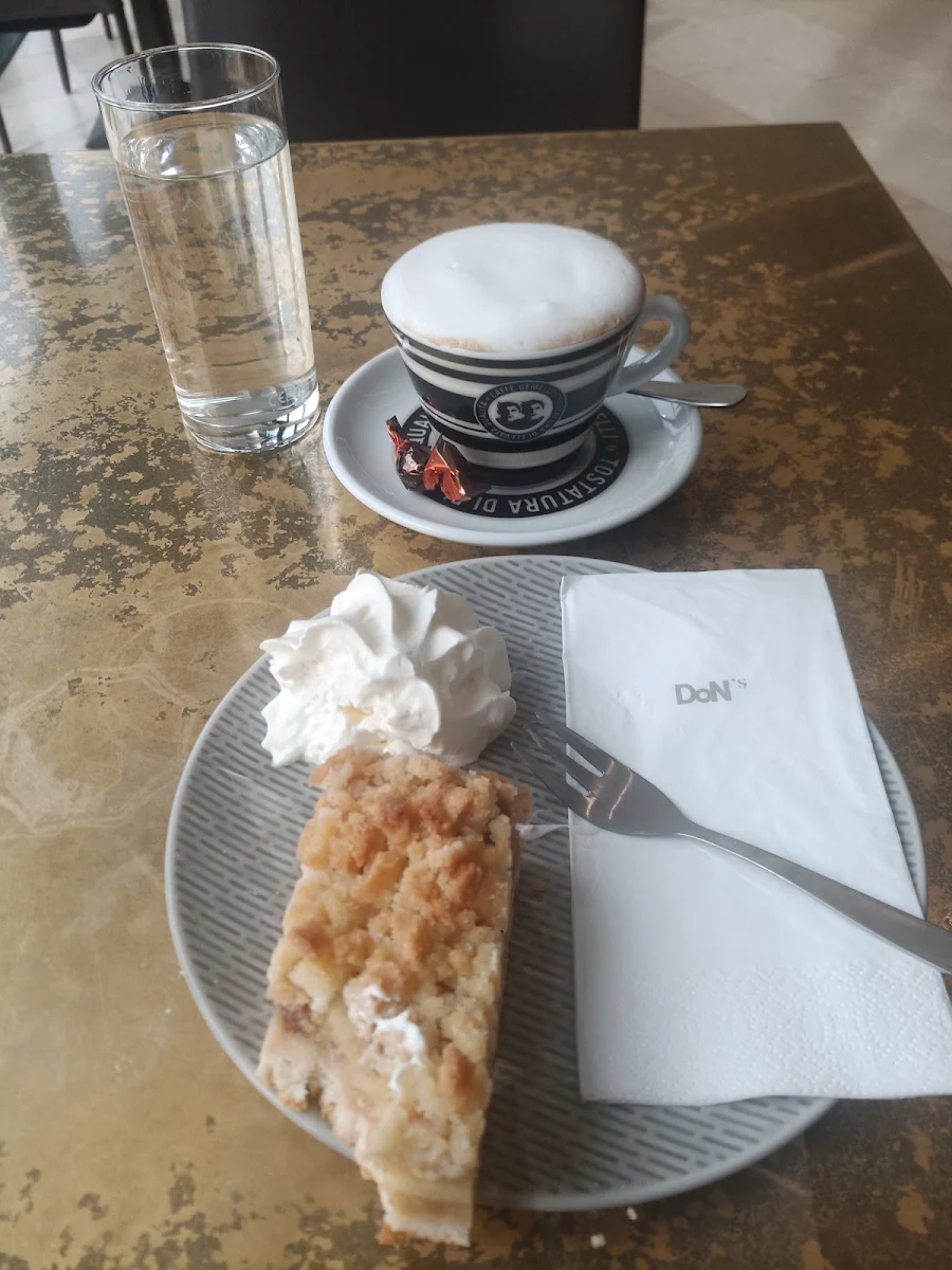 Apfelschnitte Mit Cappuccino