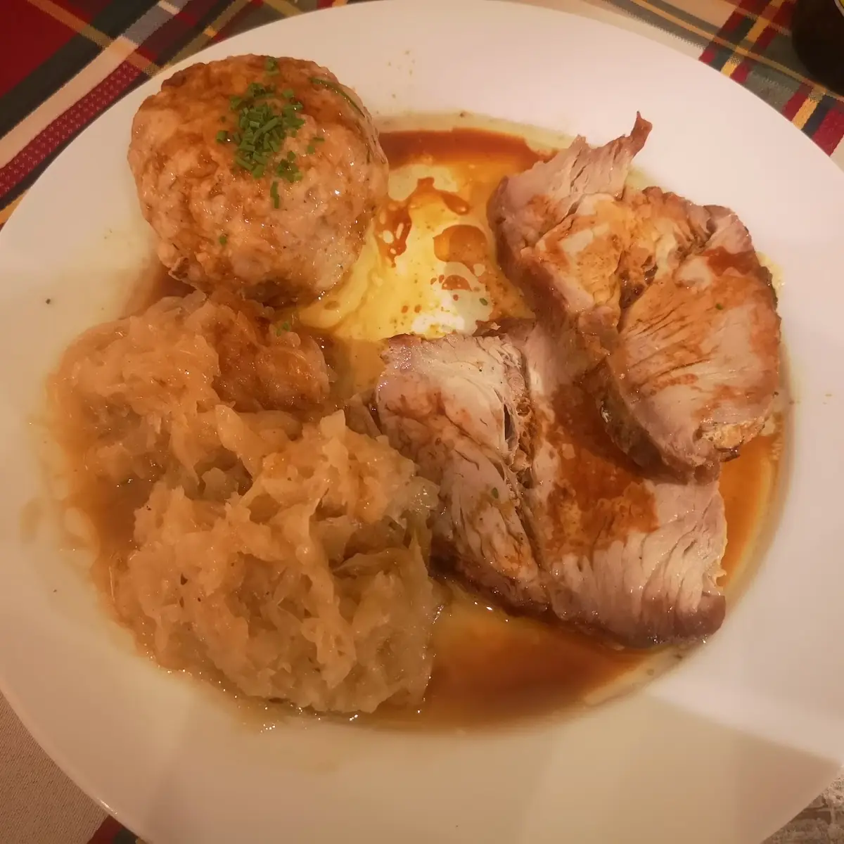 Schopfbraten Mit Sauerkraut Und Semmelnknodel