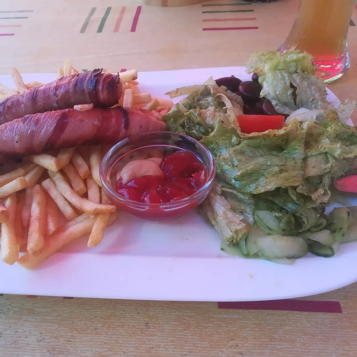 Das Siind Die Berner Würstl Mit Pommes Und Salat Garnitur