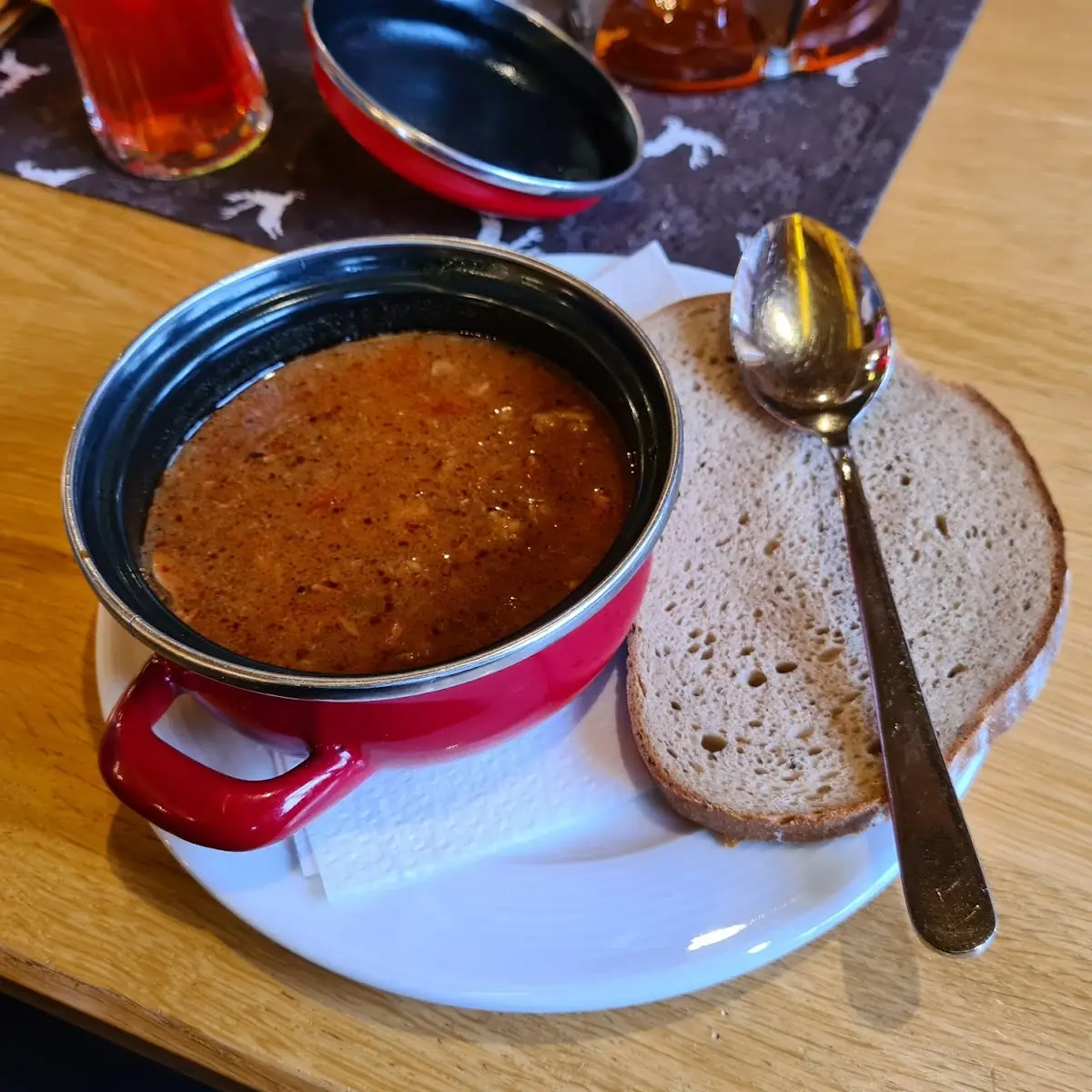 Gulaschsuppe Mit Brot