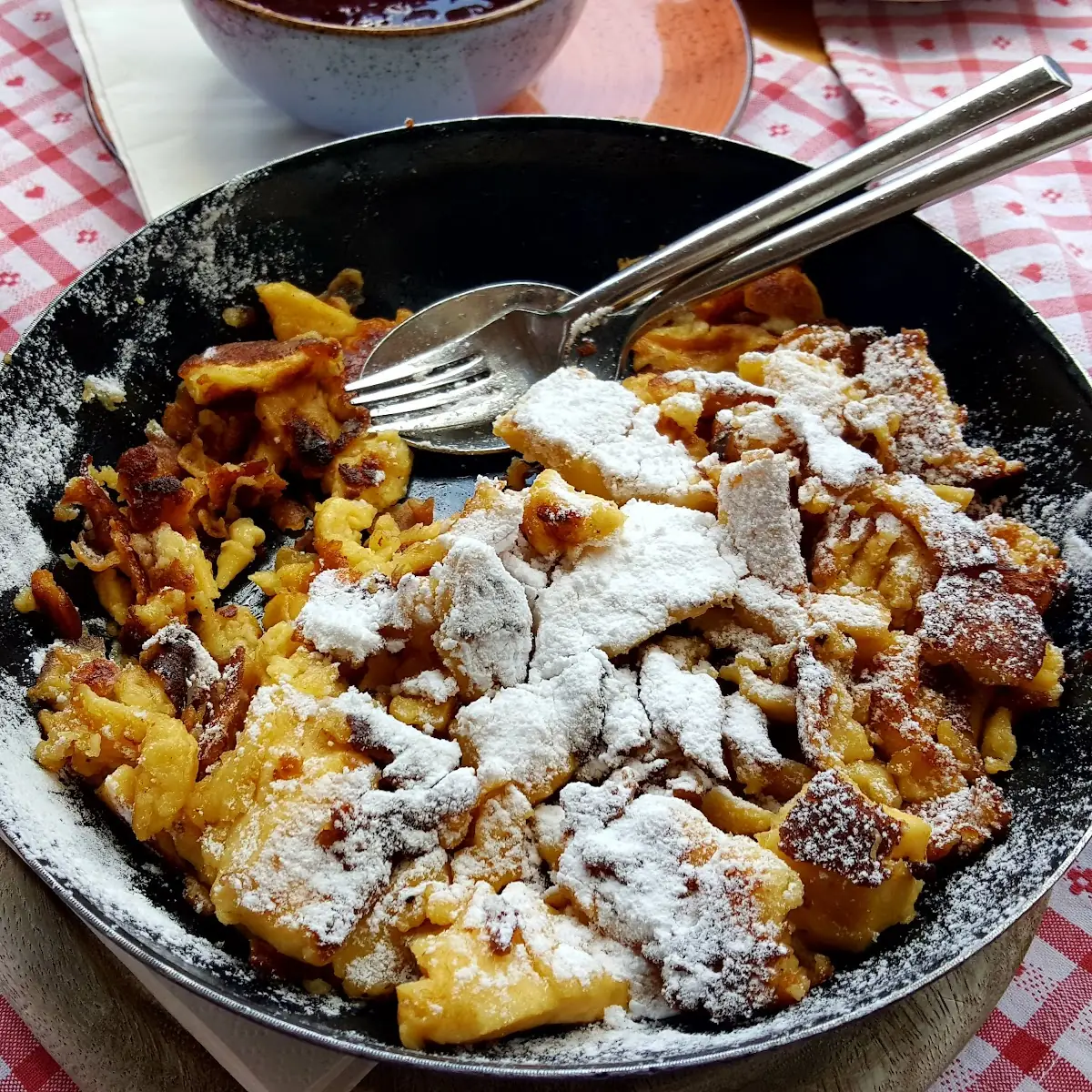 Kaiserschmarrn Mit Zwetschgengröstl Und Heumilcheis