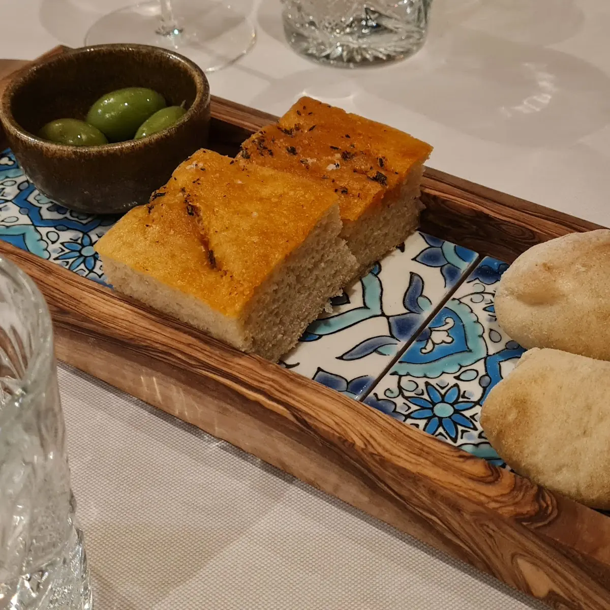 Gedeck Mit Oliven Und Focaccia