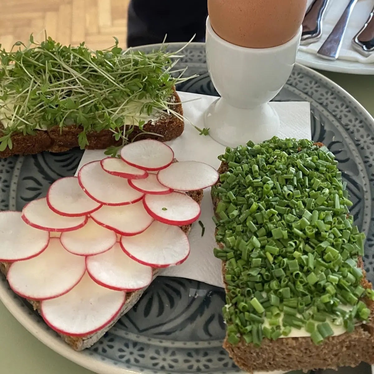 Frühlings Brötchen Schnittlauch Radieschen Kresse