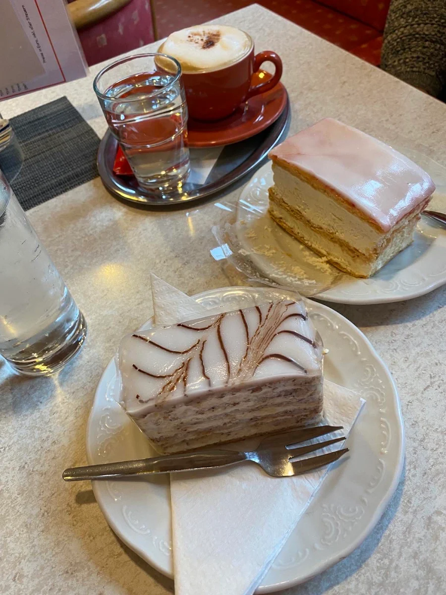 Esterhazyschnitte Cremeschnitte Und Melange