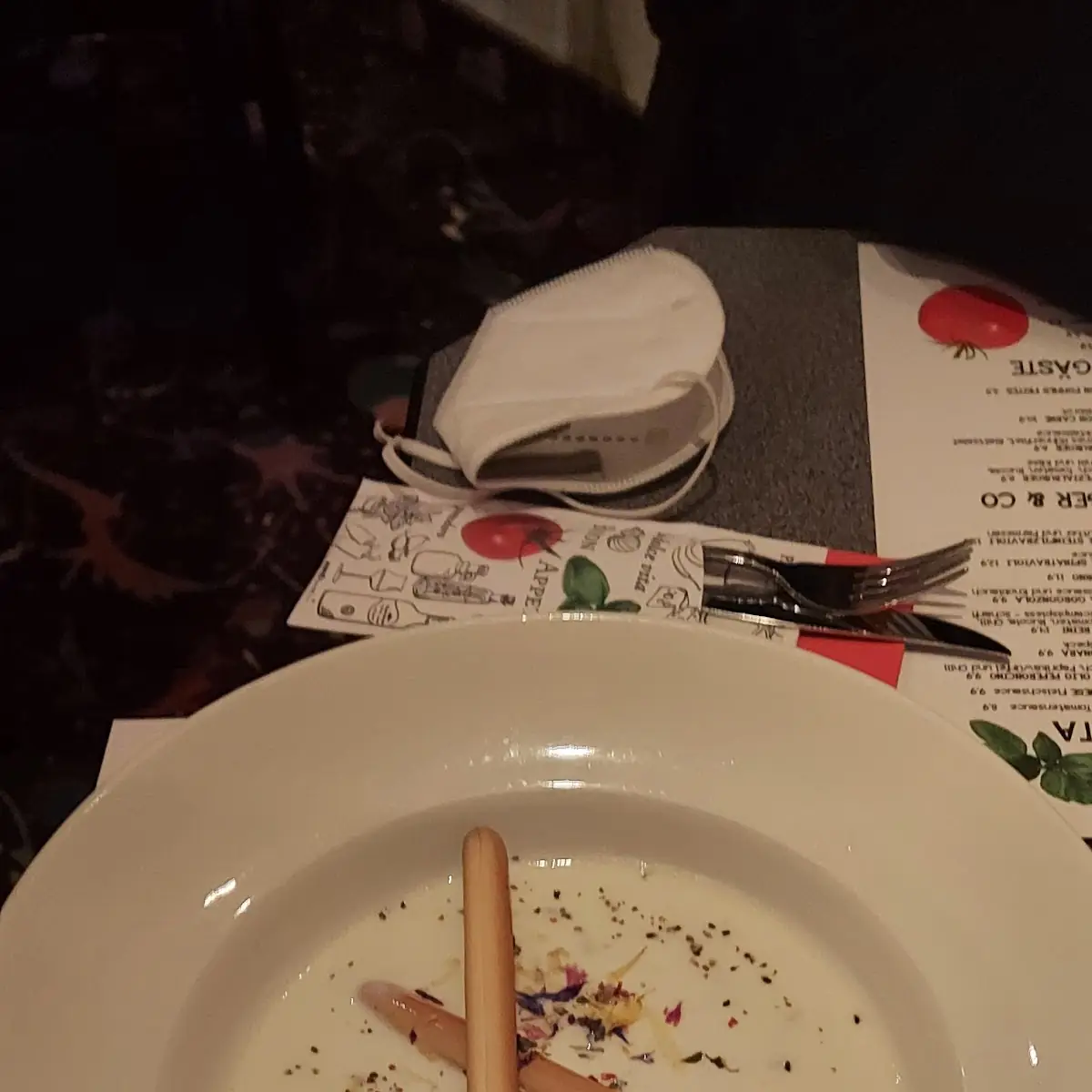 Knoblauch-petersil-schaumsuppe-mit Grissini