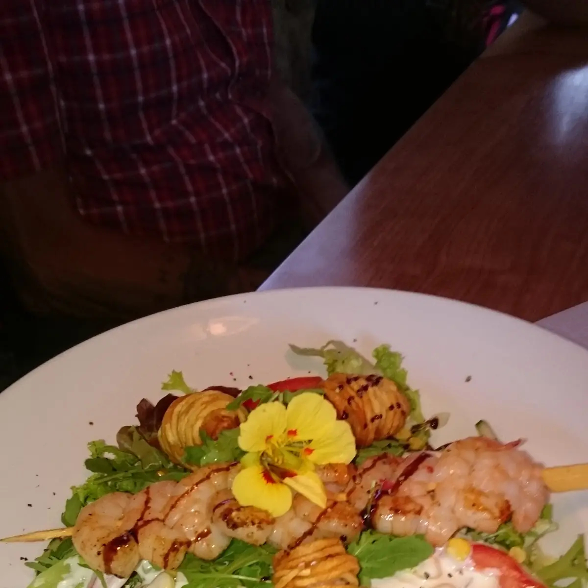 Salat Mit Scampispieß