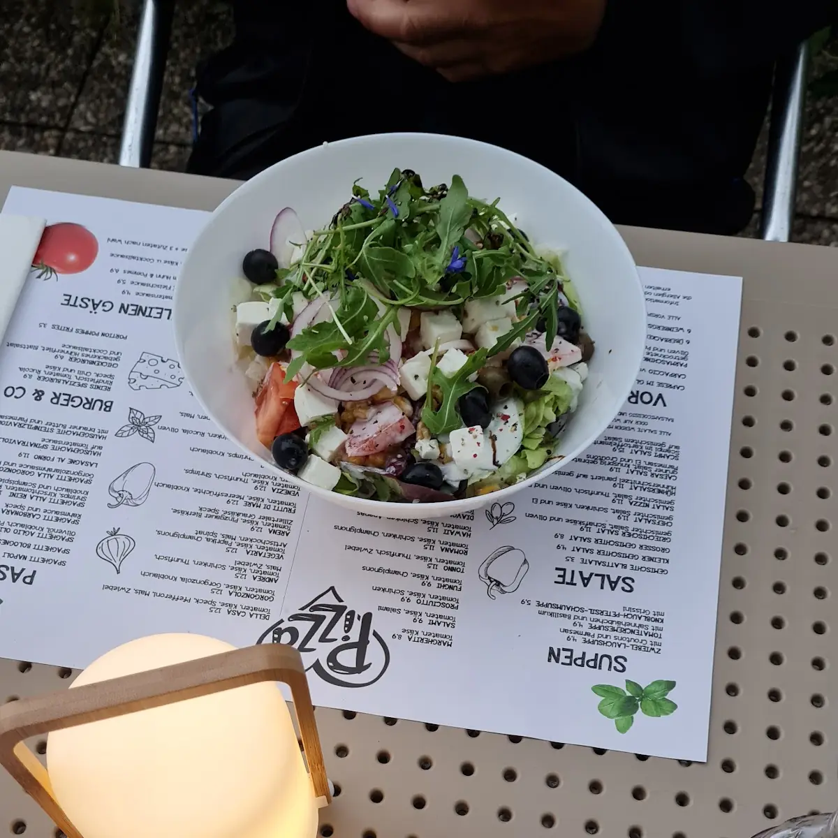 Scampisalat Und Griechischer Salat