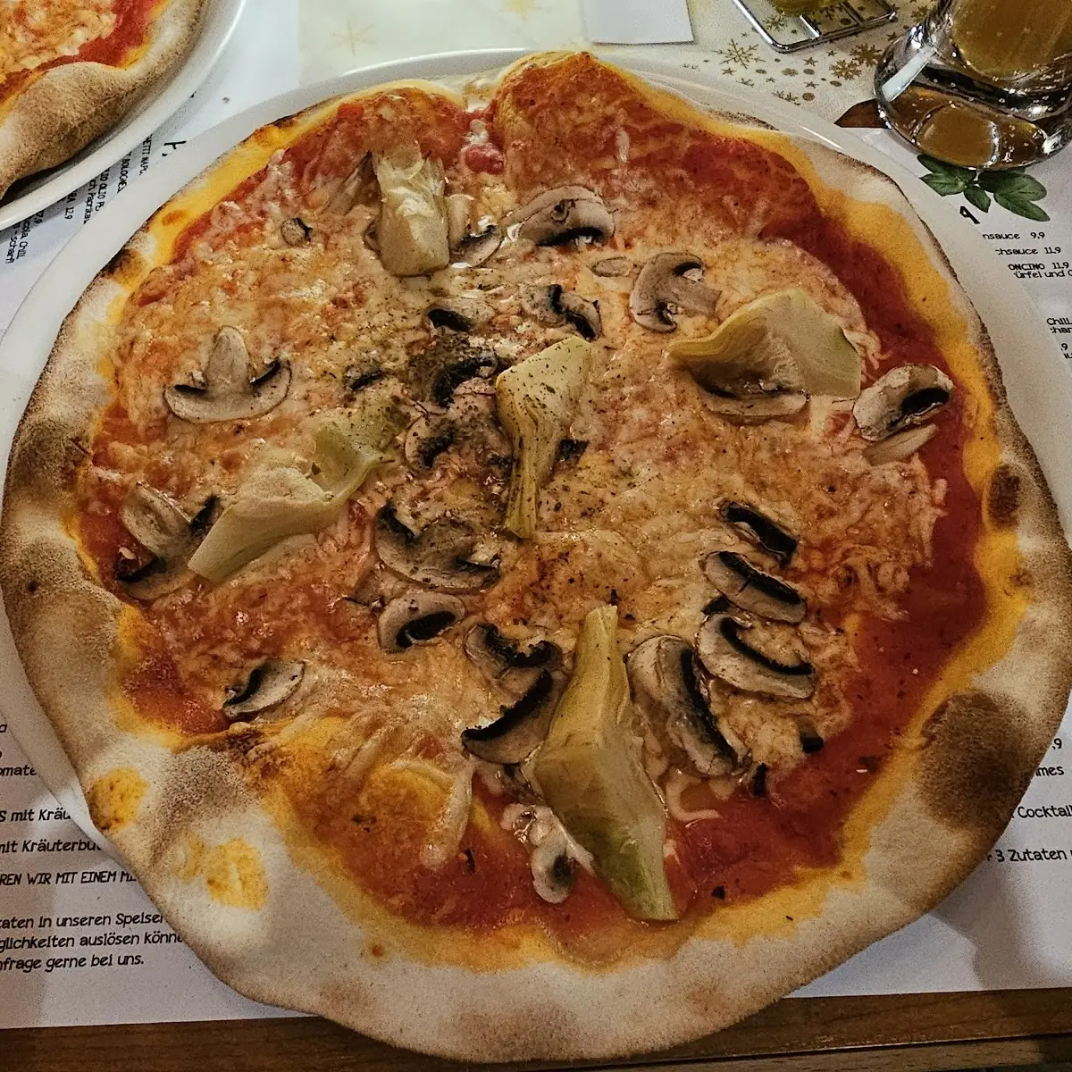 Steinofenpizza Mit Frischen Champignons Und Artischocken