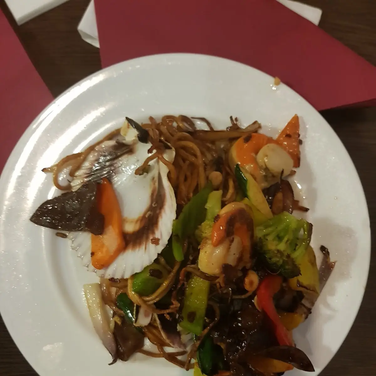 Jakobsmuscheln Mit Gemüse Und Nudeln
