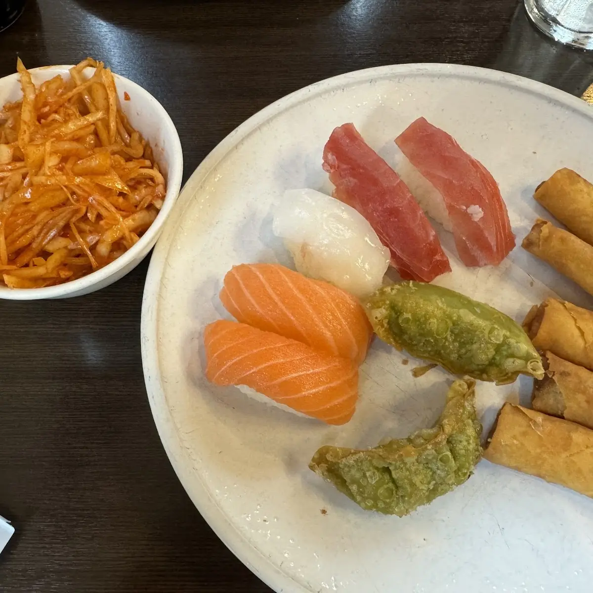 Kimchisalat Sushi Gyoza Und Frühlingsrollen Vom Buffet